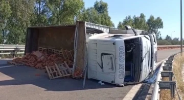 Tuğla yüklü kamyon devrildi, otoyol trafiğe kapandı
