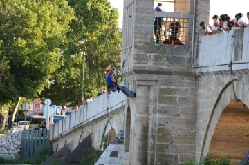 Tunca Köprüsü’nde halatla kedi kurtarma operasyonu
