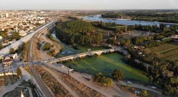 Tunca Nehri’nde kuraklık alarmı: Yolda çökmeler oluştu
