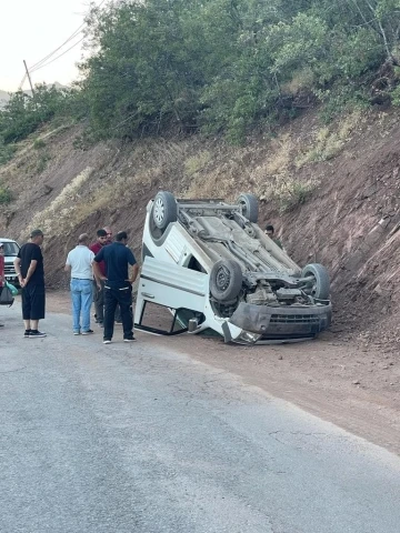 Tunceli’de hafif ticari araç ters döndü: 4 yaralı
