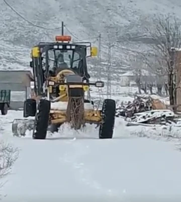 Tunceli’de kardan kapanan 15 köy yolunu açmak için çalışma başlatıldı
