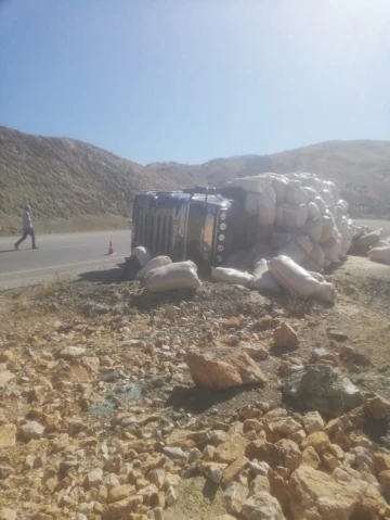 Tunceli’de saman yüklü tır devrildi: 1 yaralı
