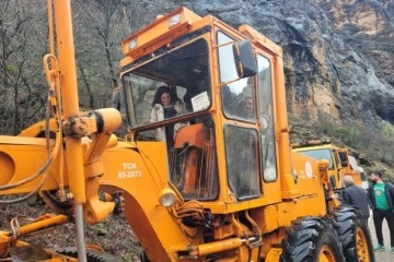 Tunceli’de taşkında mahsur kalan 11 vatandaş, karayolları ekipleri tarafından kurtarıldı