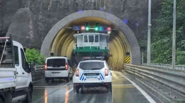 Tünel içindeki tekneyi görenler şaşkına döndü
