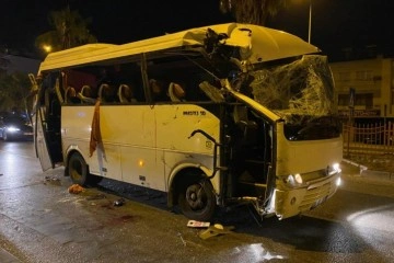 Tur midibüsü park halindeki araçlara çarptı: 1 ölü, 1 yaralı