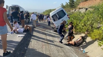 Tur otobüsü kaza yaptı: 1’i ağır 10 yaralı
