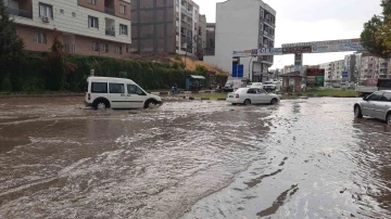 Turgutlu’da sağanak yağış yolları göle çevirdi
