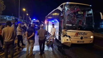 Turgutlu’da yolcu otobüsü TIR’a arkadan çarptı: 3 yaralı
