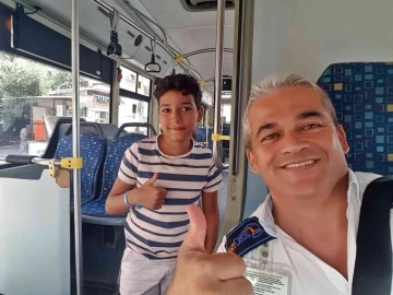 Turist aile çocuklarını otobüste unuttu, korku ve gözyaşları şoförle çekilen ’selfie’ ile son buldu
