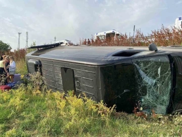 Turistleri taşıyan minibüs devrildi: 7 yaralı
