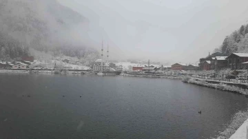 Turizm merkezi Uzungöl’e mevsimin ilk karı yağdı

