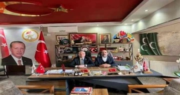 Türk bayrağını yere atan CHP’li başkana tepki