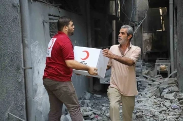 Türk Kızılay Gazze’deki ekibiyle sivillere yardım ediyor
