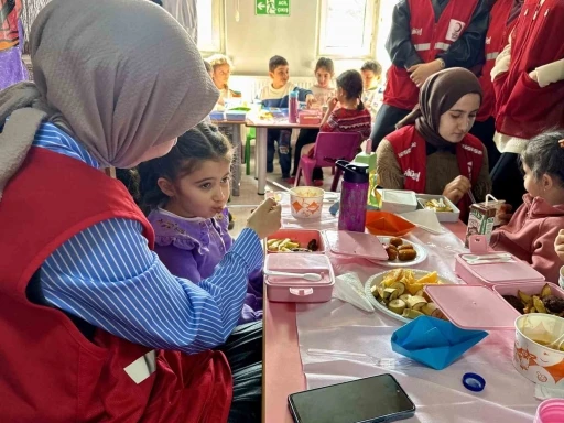 Türk Kızılayı miniklerin ilk oruç heyecanına ortak oldu
