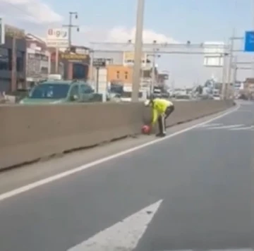 Türk polisinin bayrak sevdası: Koşarak yerden aldı
