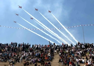 Türk Yıldızları Erzincan semalarında nefes kesti
