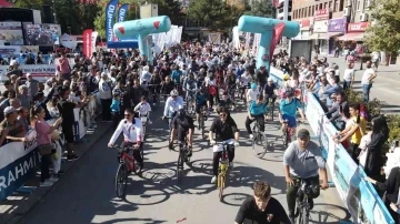 Türkiye Bisiklet Şampiyonası’nın son gününde bu kez vatandaşlar pedal çevirdi
