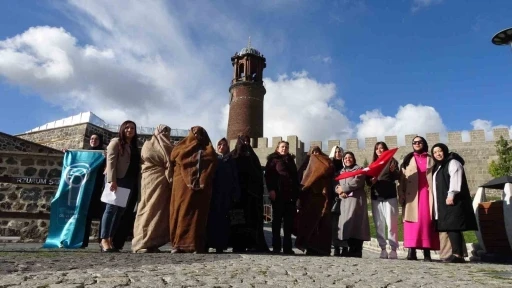 Türkiye Dil ve Edebiyat Derneği Erzurum Şubesi Kadın Kolları: &quot;Ehram Erzurum’dur, Erzurum bir şehirden öte vatandır, mülk-i İslamdır&quot;
