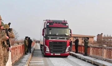 Türkiye-Ermenistan sınırı 35 yıl sonra depremzedeler için açıldı
