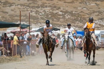 Türkiye’nin en iyi rahvan atları Menemen’de yarıştı
