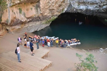 Türkiye’nin en uzun yeraltı gölüne ziyaretçi akını
