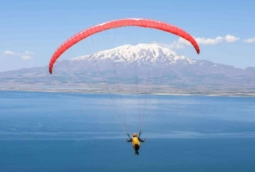 Türkiye Yamaç Paraşütü Şampiyonası, Van Gölü sahillerinde başladı
