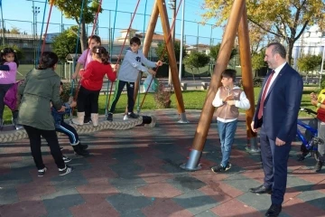 Tutuk, yenilenen parkta çocuklarla bir araya geldi
