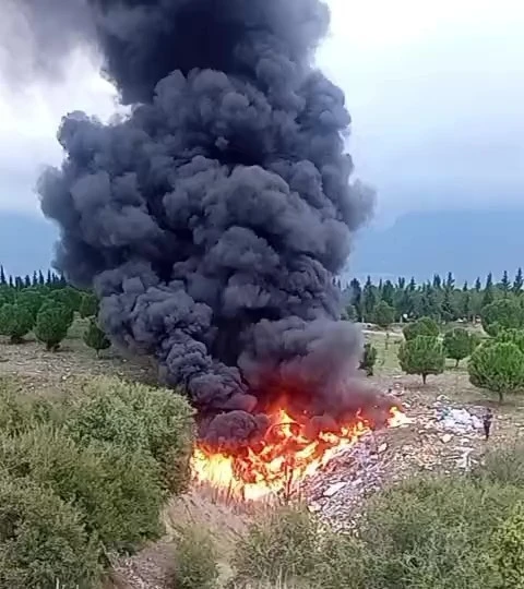 Tutuşturulan kaçak atıklar az daha ormanı yakıyordu
