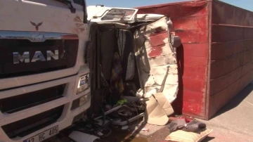 Tuzla’da devrilen kamyon tıra çarptı: 1 yaralı
