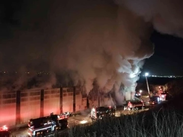 Tuzla’da geri dönüşüm tesisinde yangın çıktı, dumanlar gökyüzünü kapladı
