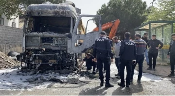Tuzla’da hafriyat kamyonu alev alev yandı
