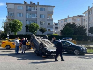 Tuzla’da taksi ile çarpışan cip devrildi: 2 yaralı
