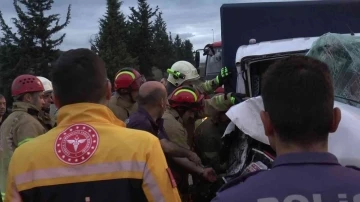 Tuzla Şekerpınar mevkisinde iki kamyonet çarpıştı: 3 yaralı
