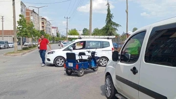 Üç tekerlekli elektrikli bisiklet devrildi: 2 yaralı
