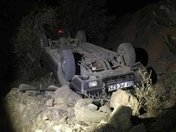 Uçuruma yuvarlanıp ters dönen araçtan yaralı kurtuldular
