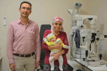 Üçüz doğan bebek kör olmaktan doktorun dikkatiyle kurtuldu
