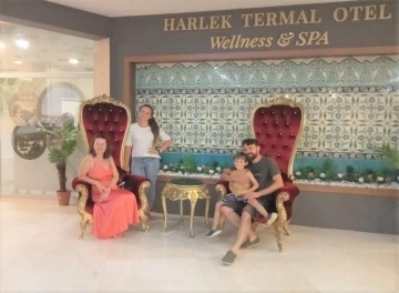 Ukraynalı aile, şifalı sularıyla ünlü Ilıca’ya hayran kaldı
