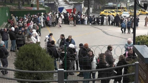 Uludağ’a çıkmak isteyenler metrelerce kuyruk oluşturdu
