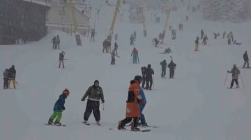 Uludağ’da yarıyılın son gününde tatilciler karın keyfini çıkarttı
