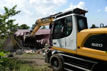 Uludağ eteklerinde kaçak yapı operasyonu
