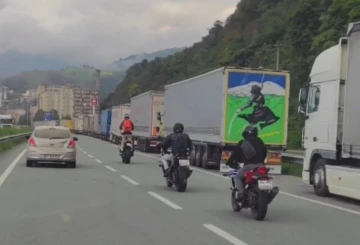 Uluslararası karayolunda motosiklet üzerinde tehlikeli yolculuk
