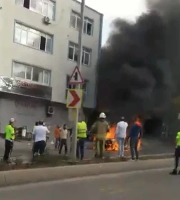 Ümraniye’de cinnet getiren şahıs aracını ateşe verdi: 1 ölü, 3 yaralı
