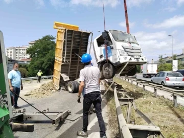 Ümraniye’de hafriyat yüklü kamyon refüje çıktı
