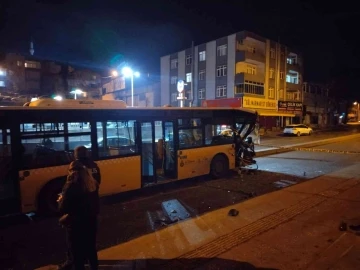 Ümraniye’de İETT otobüsü ile otomobil çarpıştı: 1’i ağır 5 yaralı
