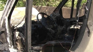 Ümraniye’de park halindeki servis minibüsü alev alev yandı
