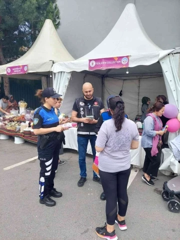 Ümraniye’de polisler KADES ve UYUMA aplikasyonları hakkında bilgilendirme yaptı
