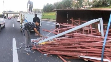 Ümraniye'de kamyonet devrildi, yoğun trafik oluştu