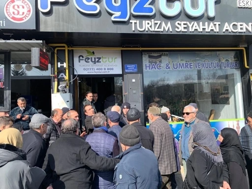 Umreye gitmek isteyen yüzlerce kişiyi dolandıran şüphelilerin yargılandığı dava ertelendi
