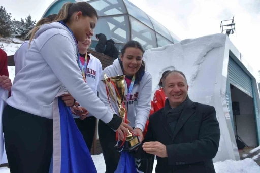 ÜNİLİG Kar Voleybolu şampiyonları kupalarını aldı
