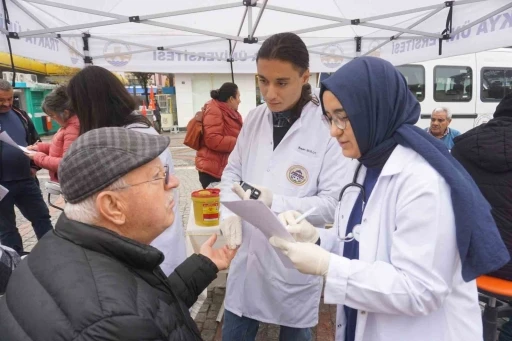 Üniversite öğrencileri halkın şeker ve tansiyonunu ölçtü
